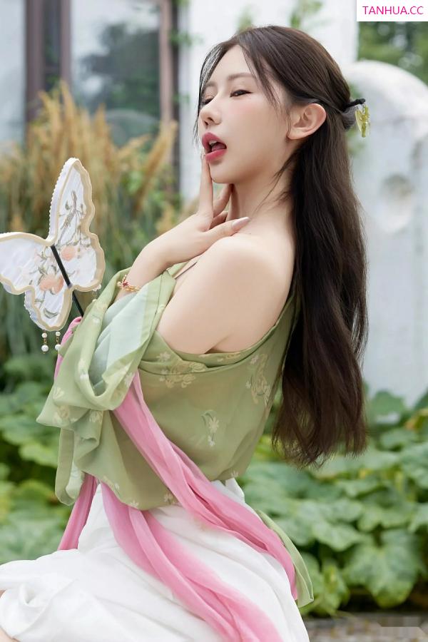 尹甜甜  [XiuRen]高清写真图 2025.09.30 No.10834 尹甜甜sunny 性感汉服第20张图片